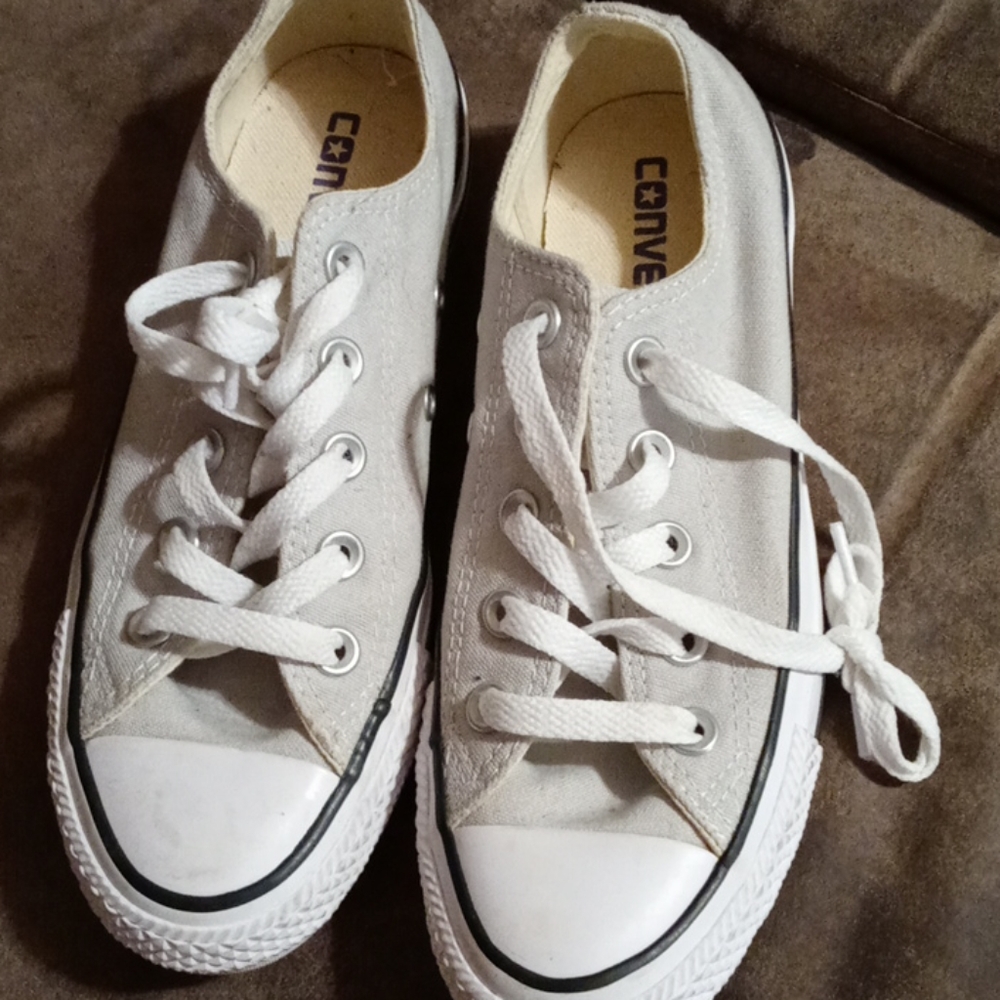 Tennis shoes